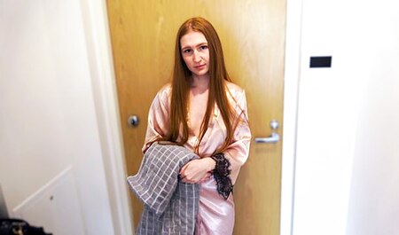 Симпатичная соседка попросилась ко мне в душе и я трахнул ее